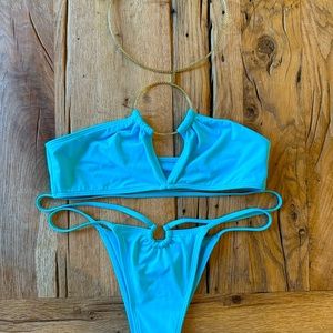 BEACH BUNNY BLUE BIKINI WOTH GOLD HARDWARE🩵